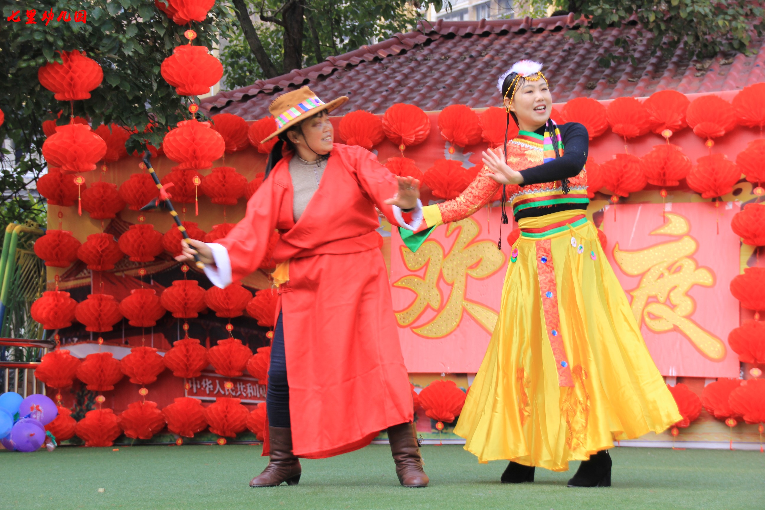 婀娜的身材,曼妙的舞姿,表演唱《逛新城》让漂亮的庞妈妈和开朗的保洁